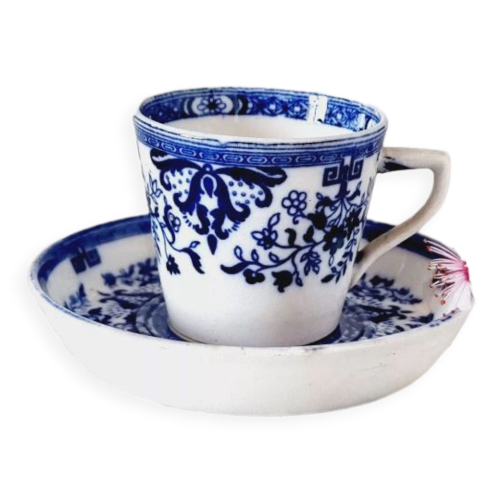 Tasse et soucoupe en porcelaine fine bleue et blanche de la poterie anglaise  Minton | Selency