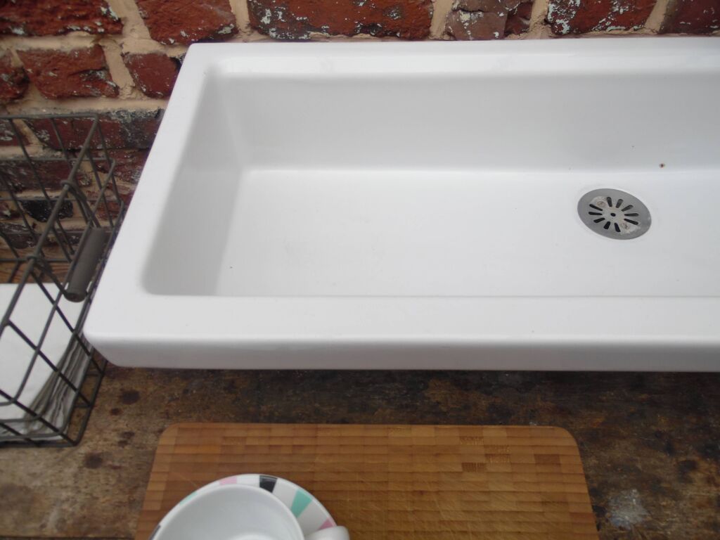 Ancien lavabo d'école primaire en céramique blanche | Selency