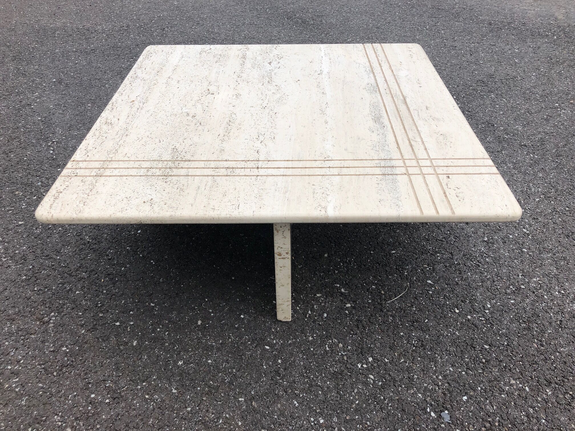 Square bass table in travertine