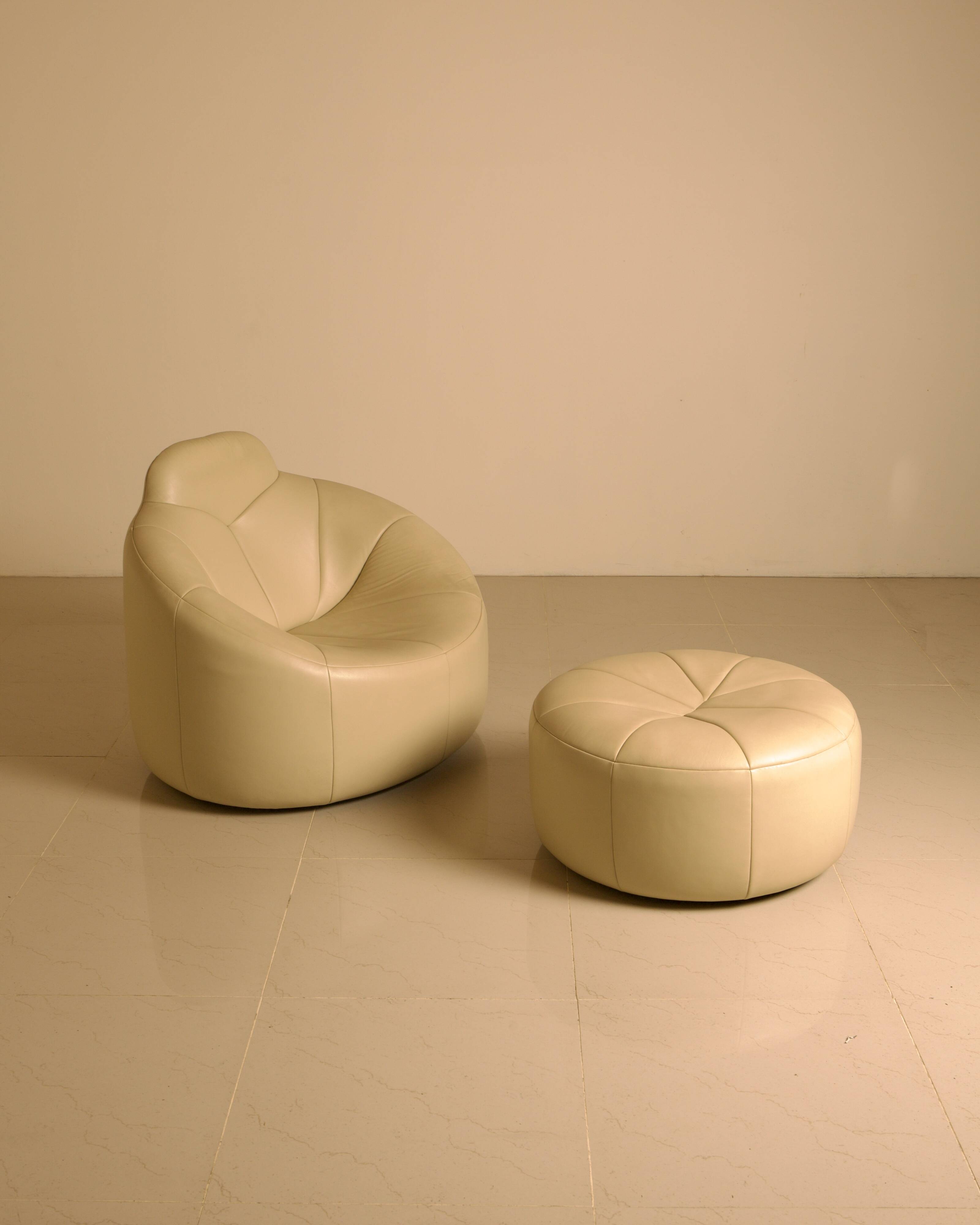 "Pumpkin" armchair set and its cream leather ottoman by Pierre Paulin