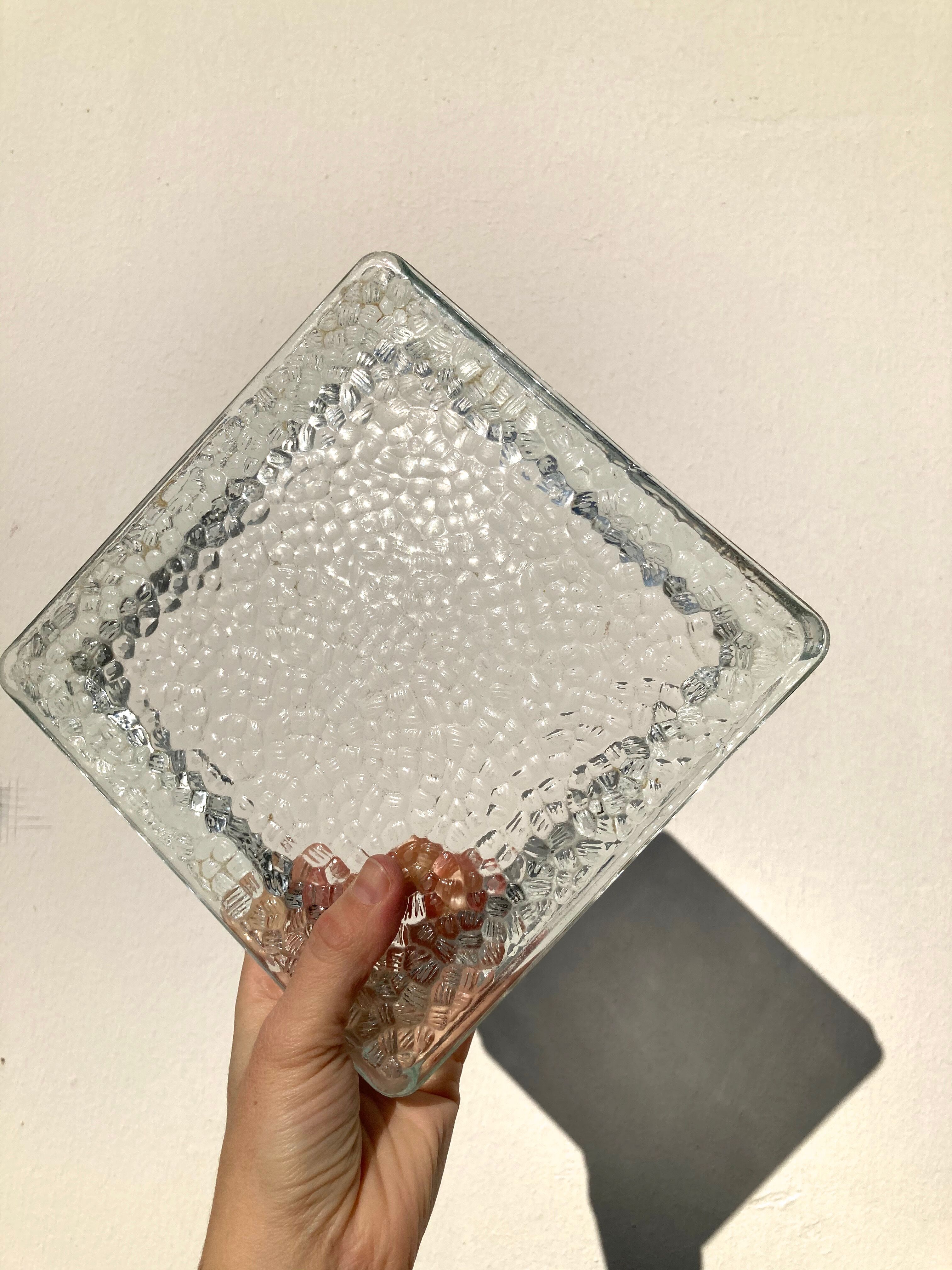 Molded glass pocket tray