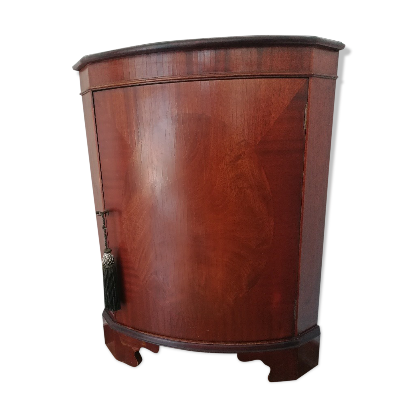 Corner cabinet