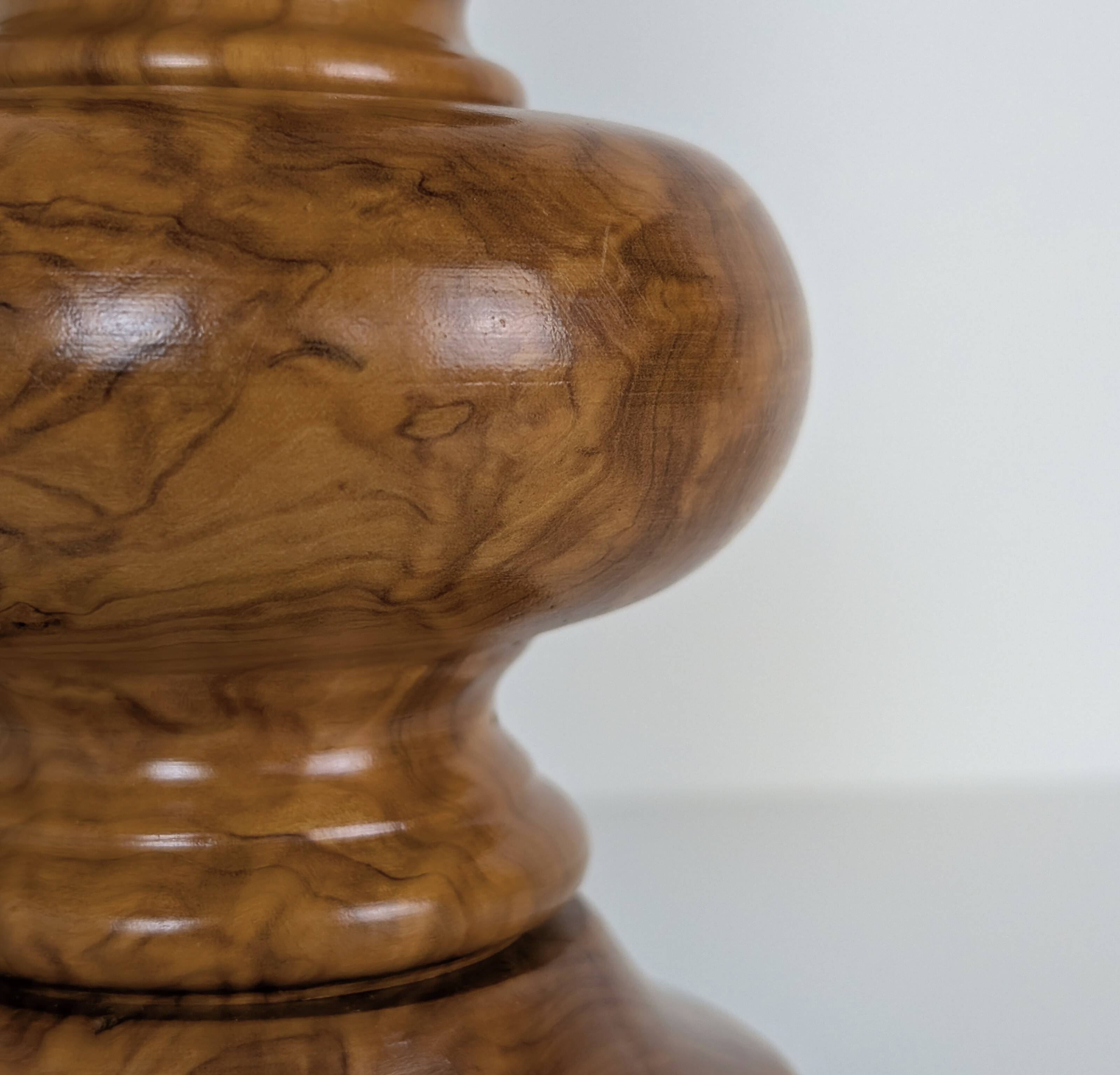 Lampe en bois tourné