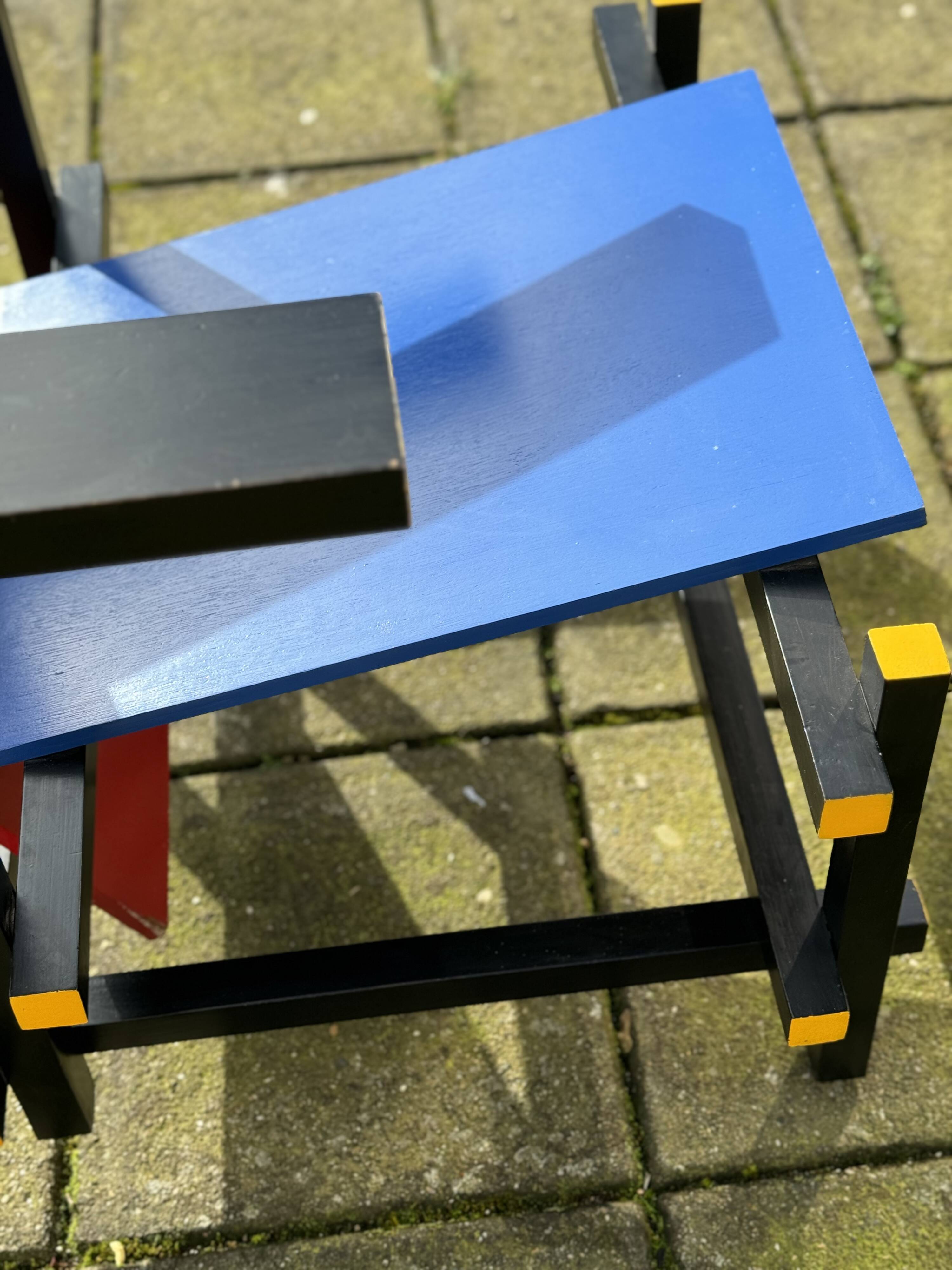 Reproduction de chaise rouge et bleue Rietveld