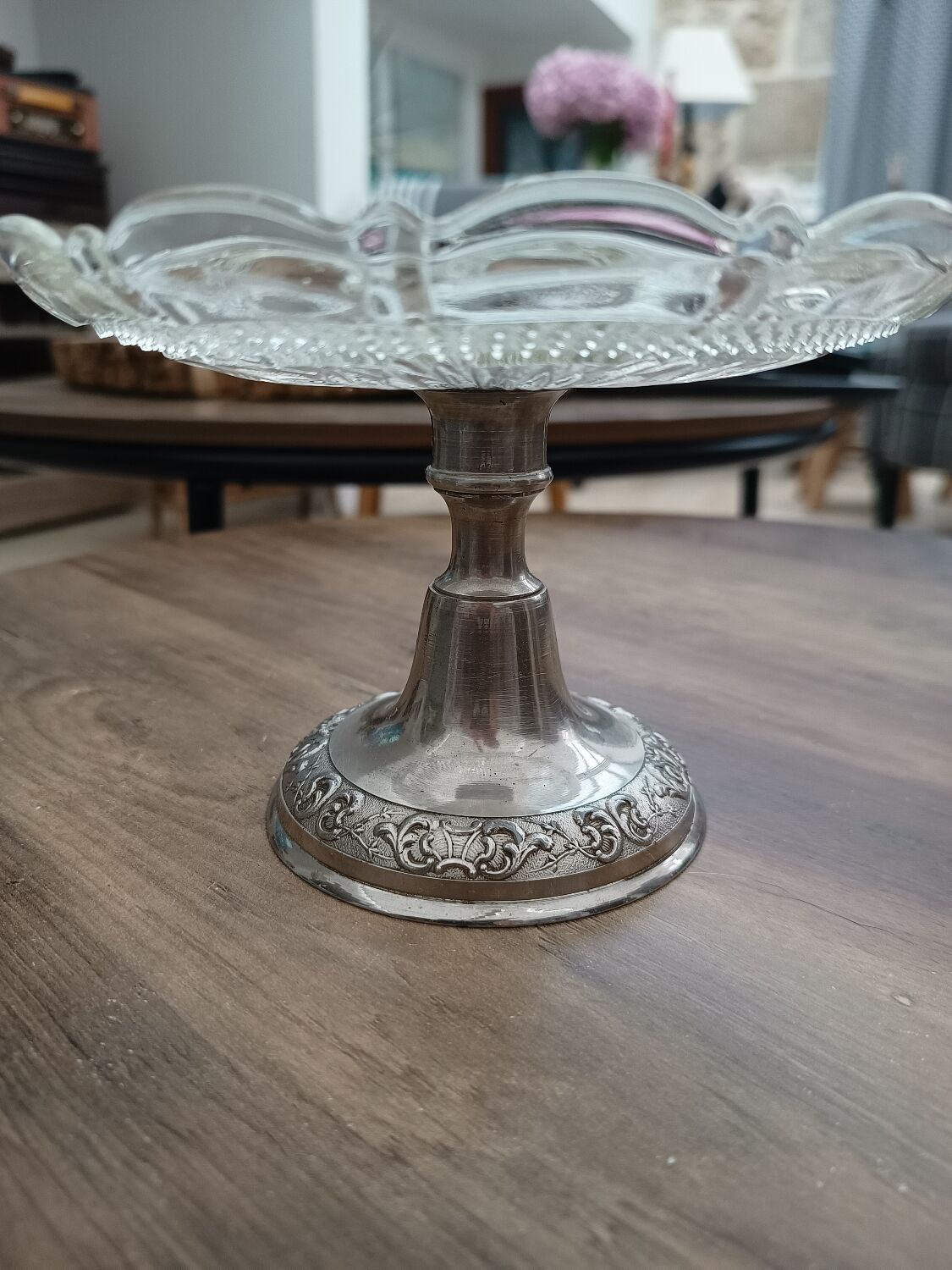 Compotier in molded glass and regulated foot