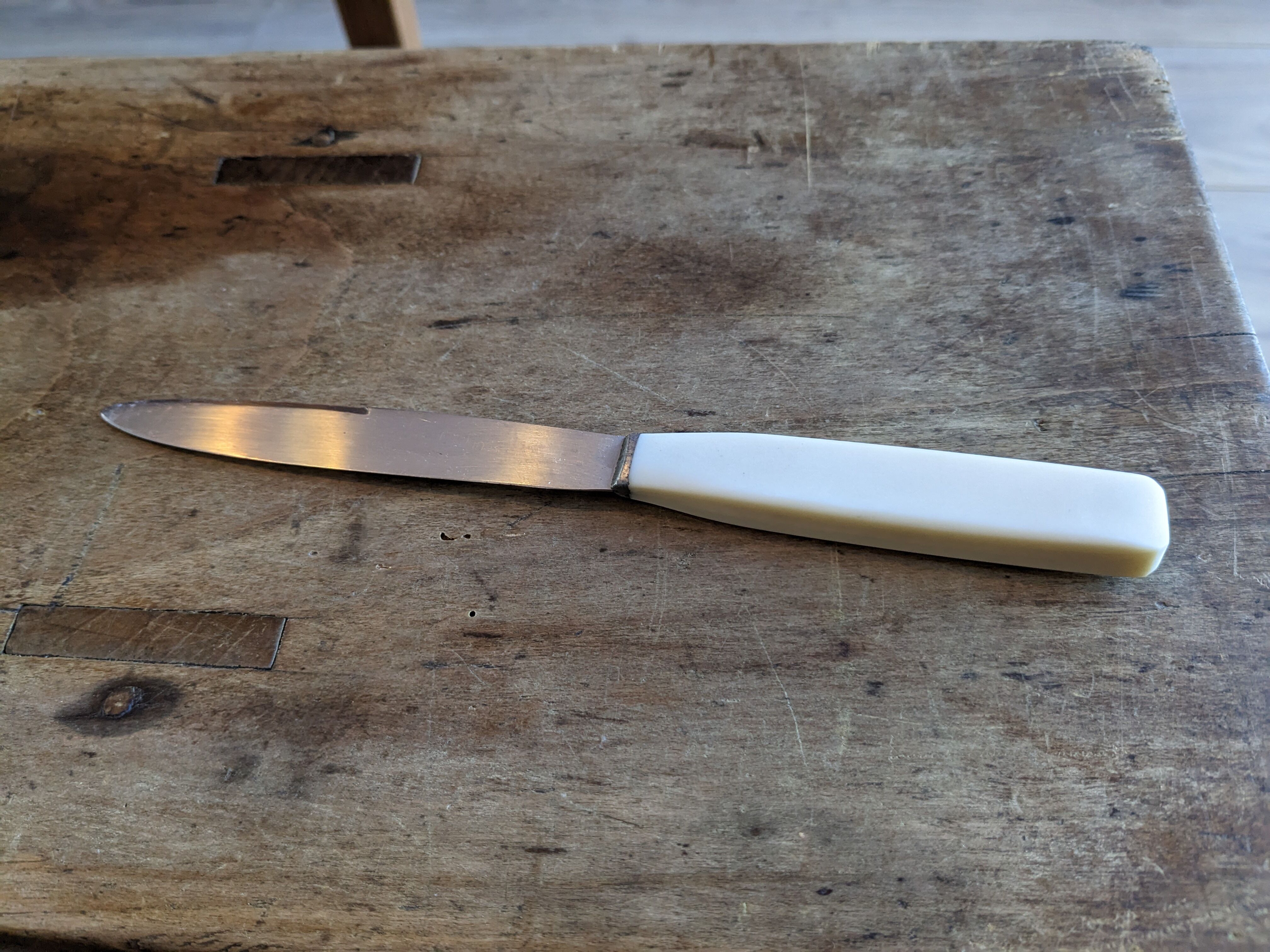 Set of 10 vintage stainless steel and bakelite table knives