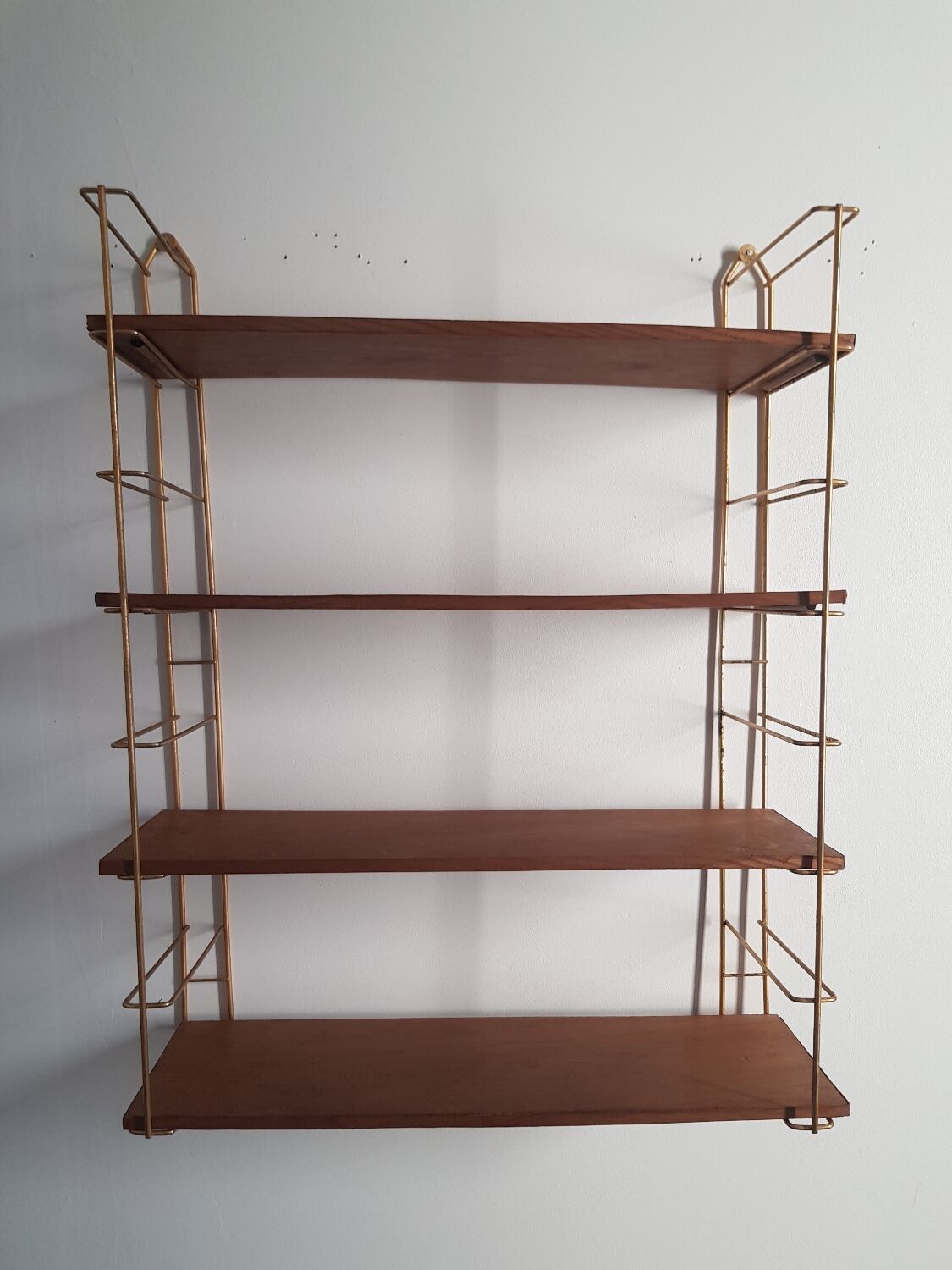 Etagere metal doré et tablettes en bois