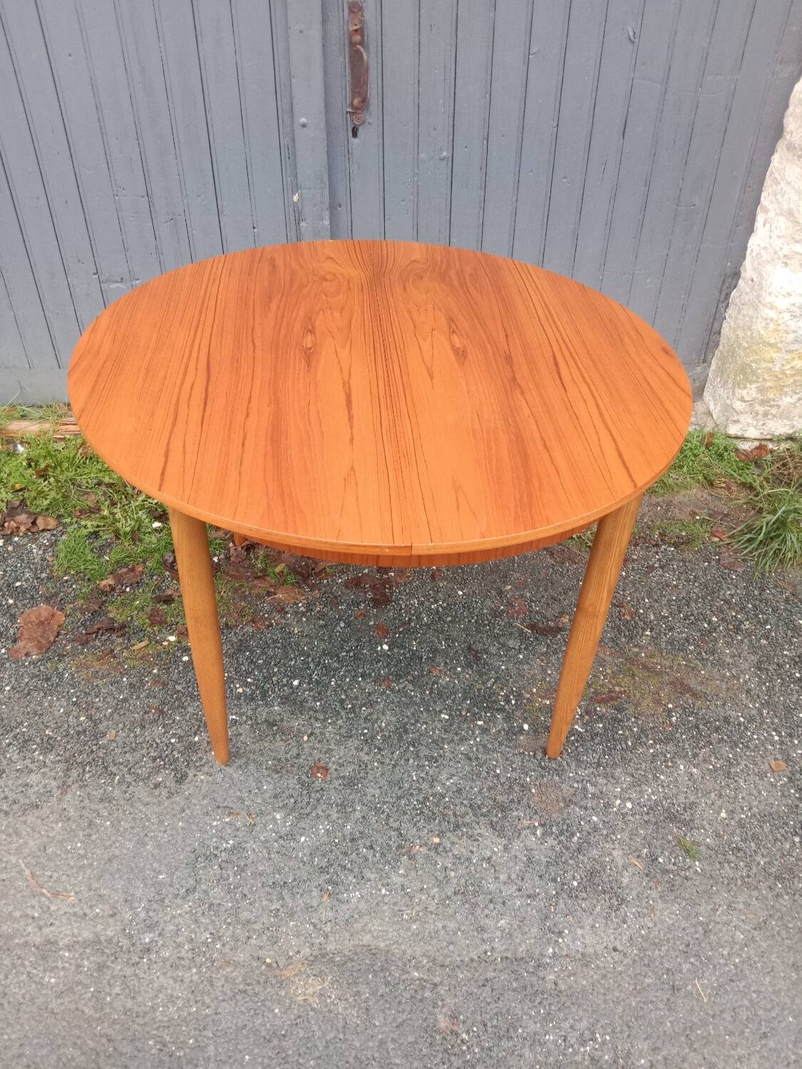 Extendable Scandinavian table