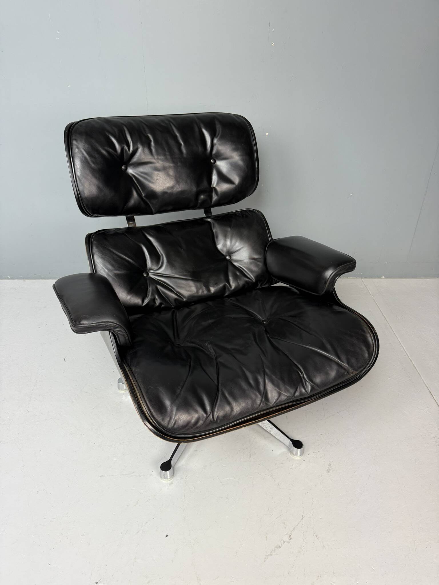 Chaise longue Eames entièrement noire par Herman Miller, années 1970.