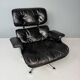 Chaise longue Eames entièrement noire par Herman Miller, années 1970.