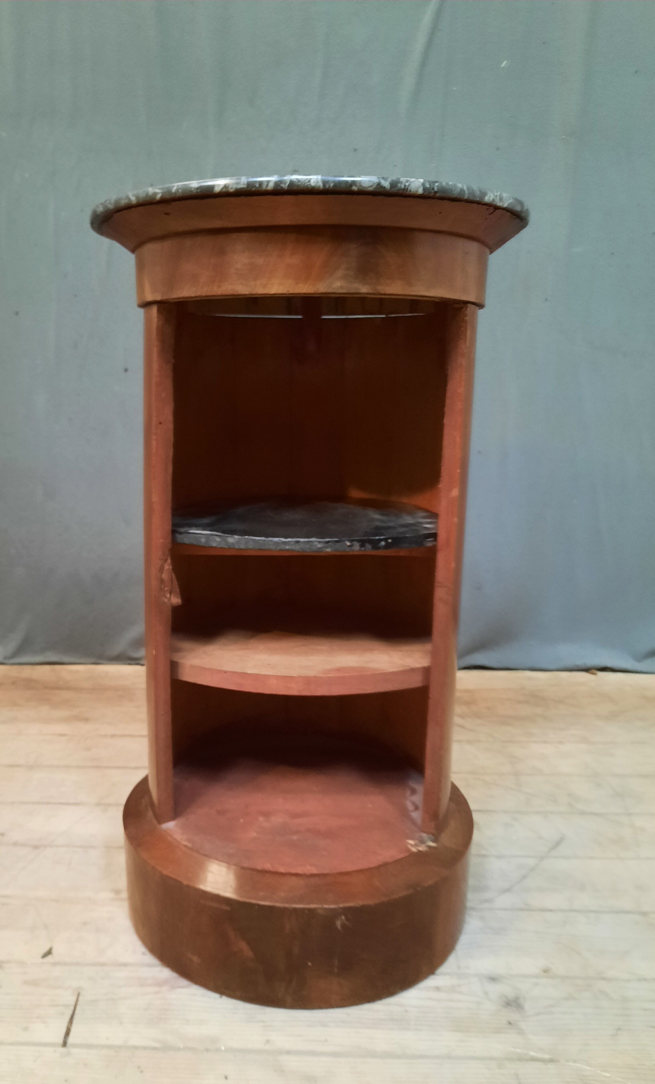 Circular mahogany selette