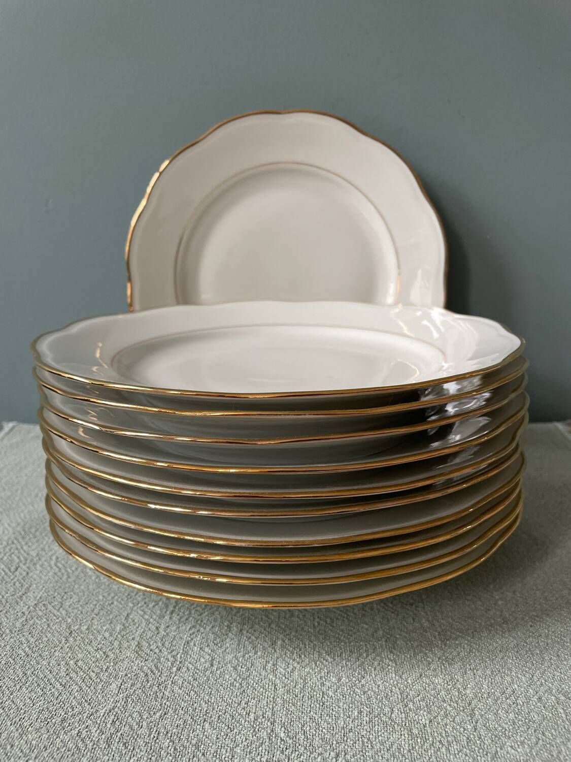 Série de 11 assiettes plates anciennes en porcelaine blanche et liserés dorés