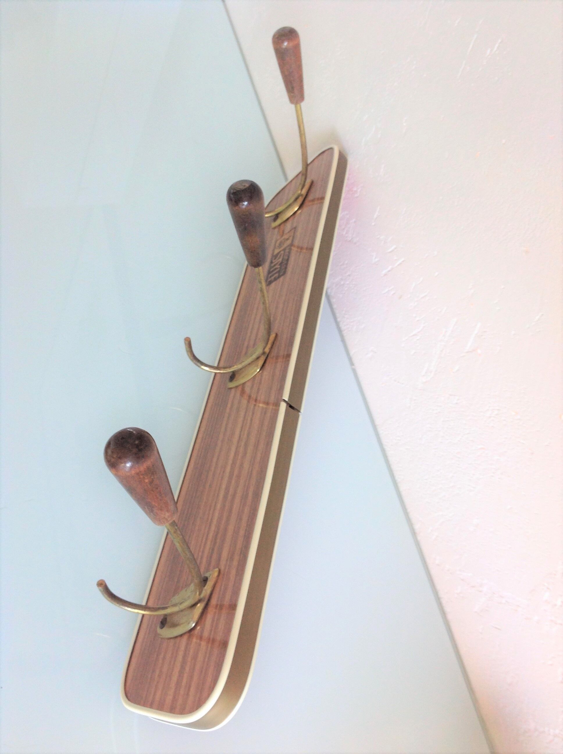 Patère en formica imitation bois à trois tetes / vintage années 60-70