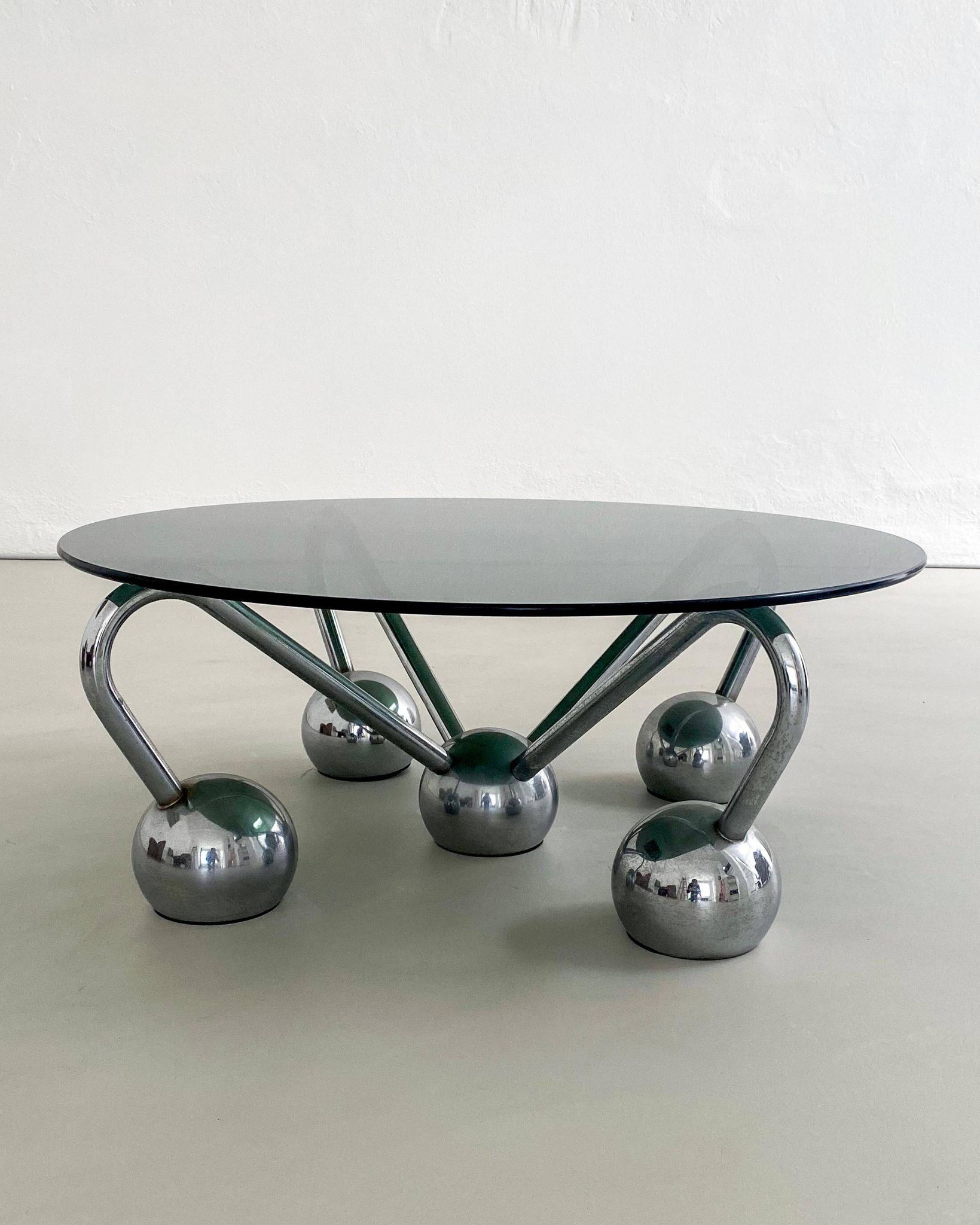 Table basse Sputnik en métal chromé et verre fumé