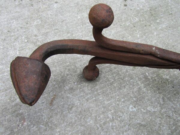 Andirons ou firedogs gothiques en fer forgé à la main du 17e-18e siècle avec dragon