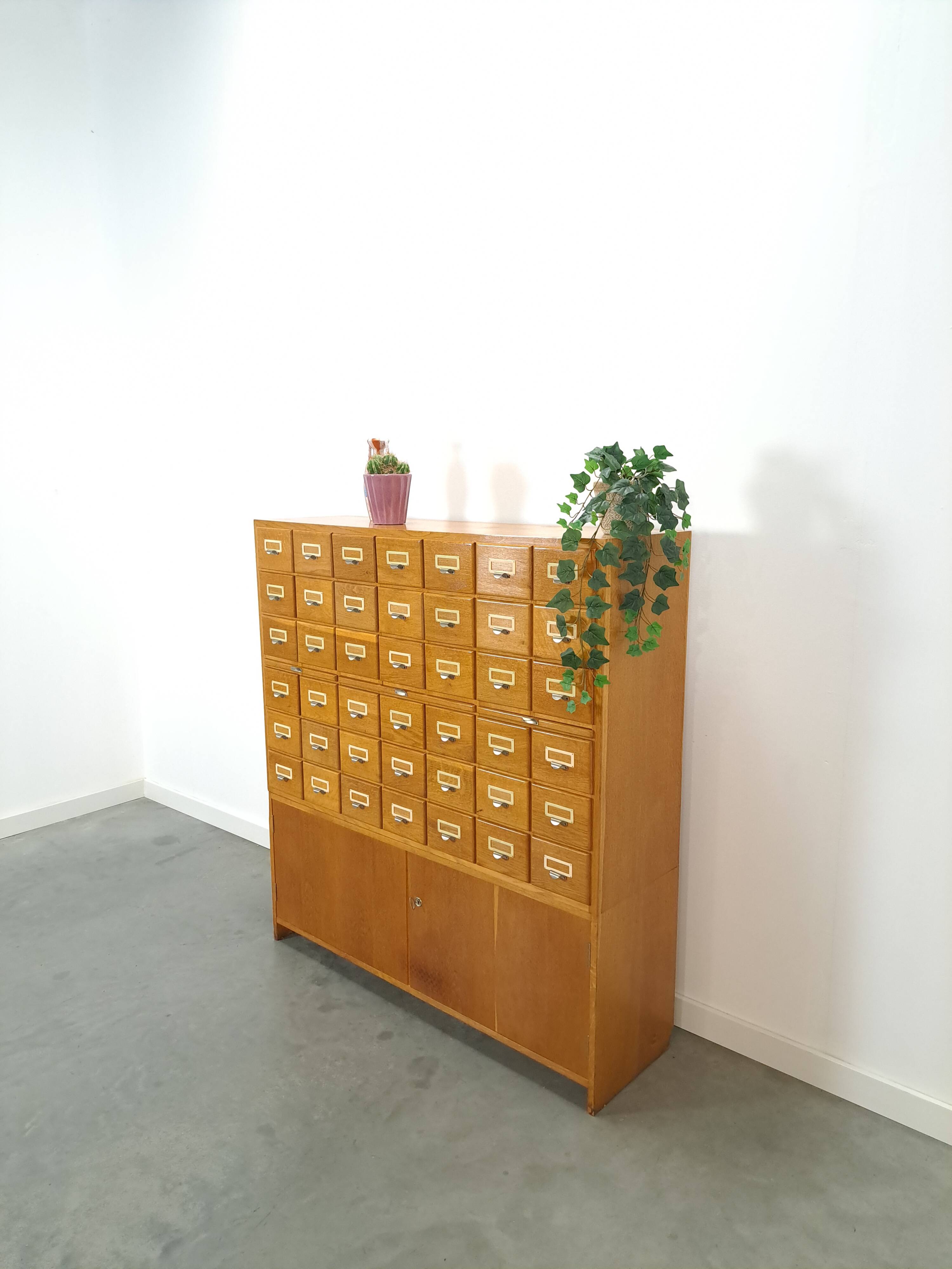 Oude houten ladekast met uitschuifbare planken