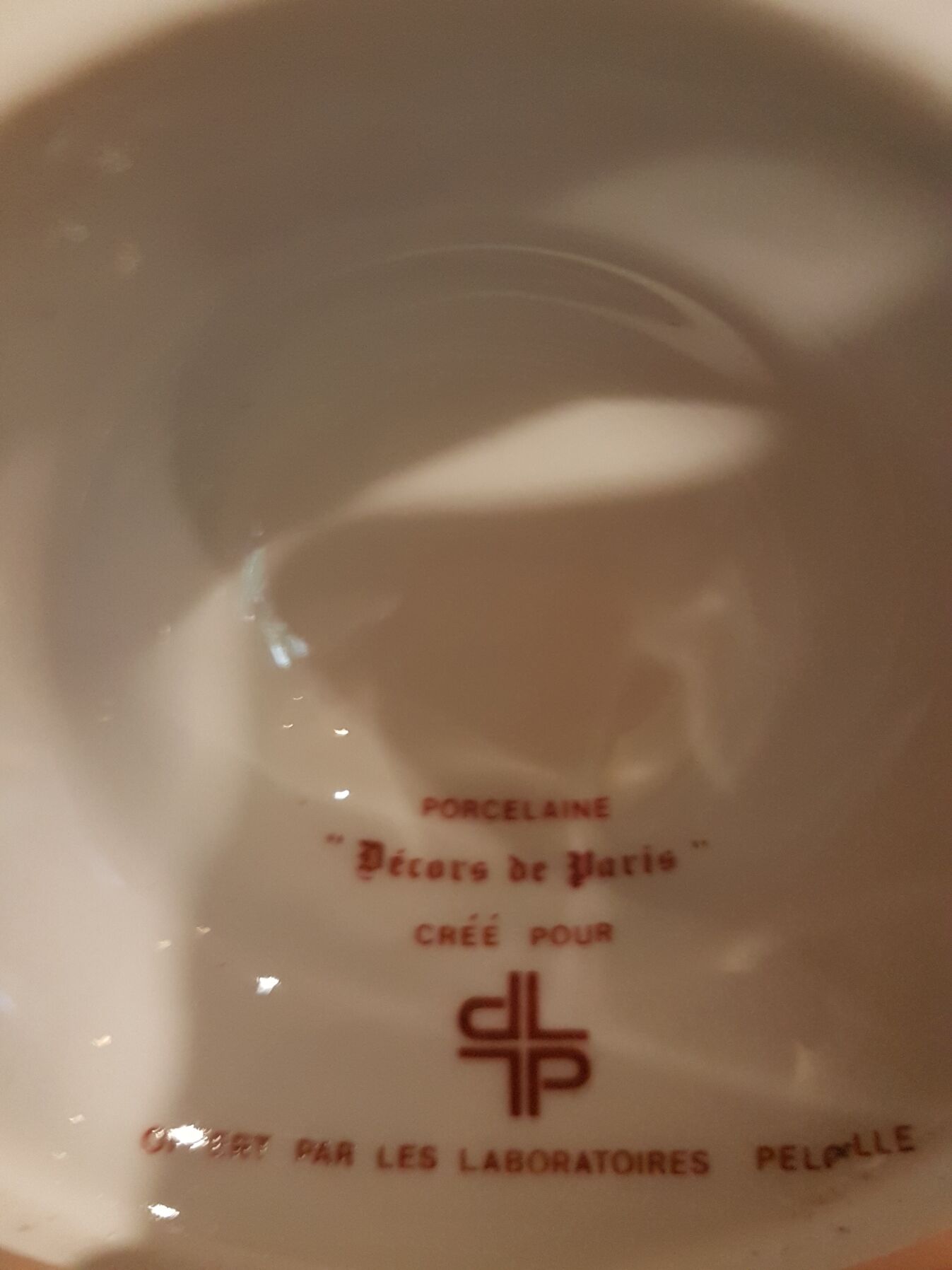 Porcelain pharmacy pot