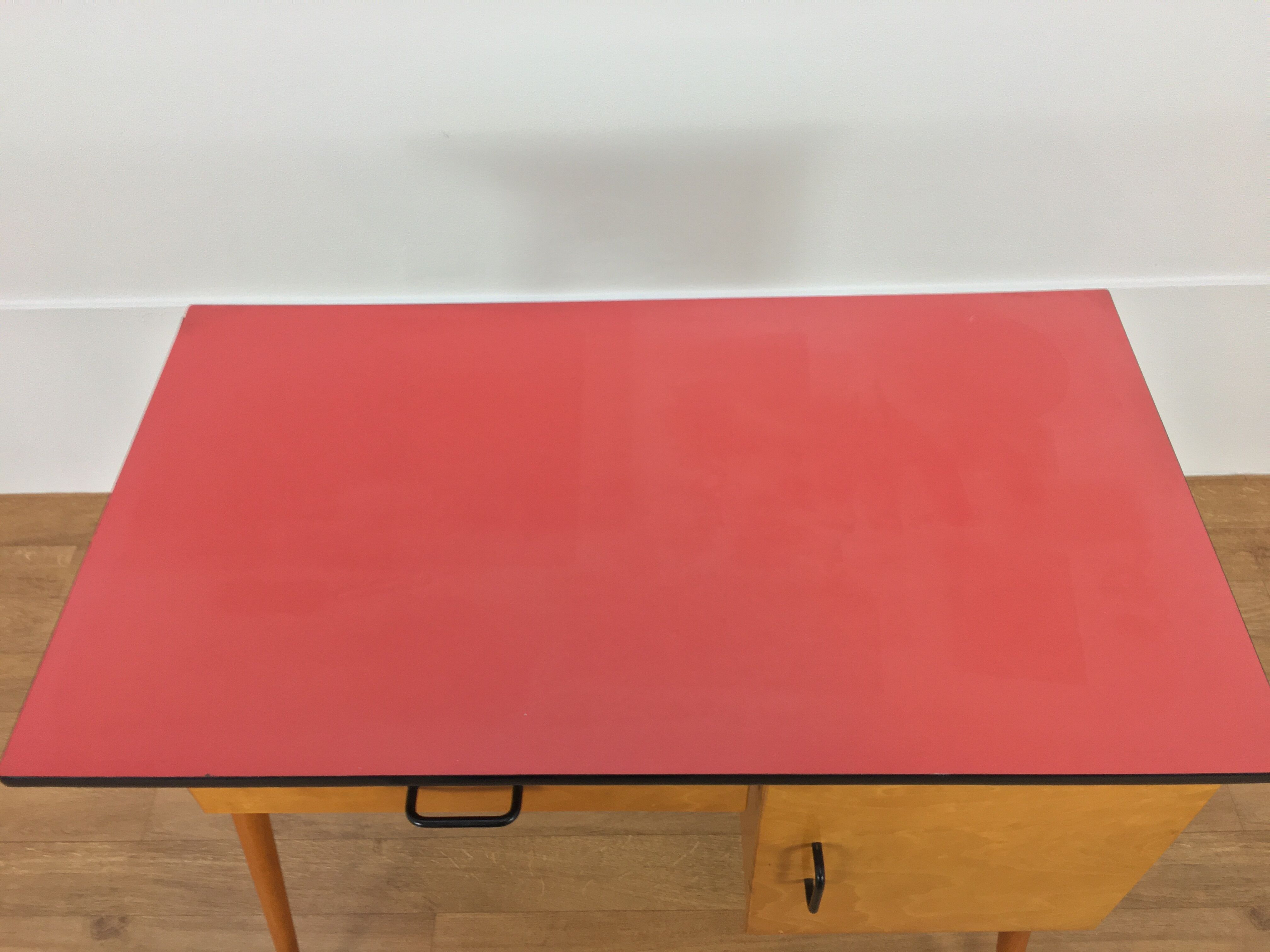 Bureau et chaise Baumann Pégase rouges, pieds compas