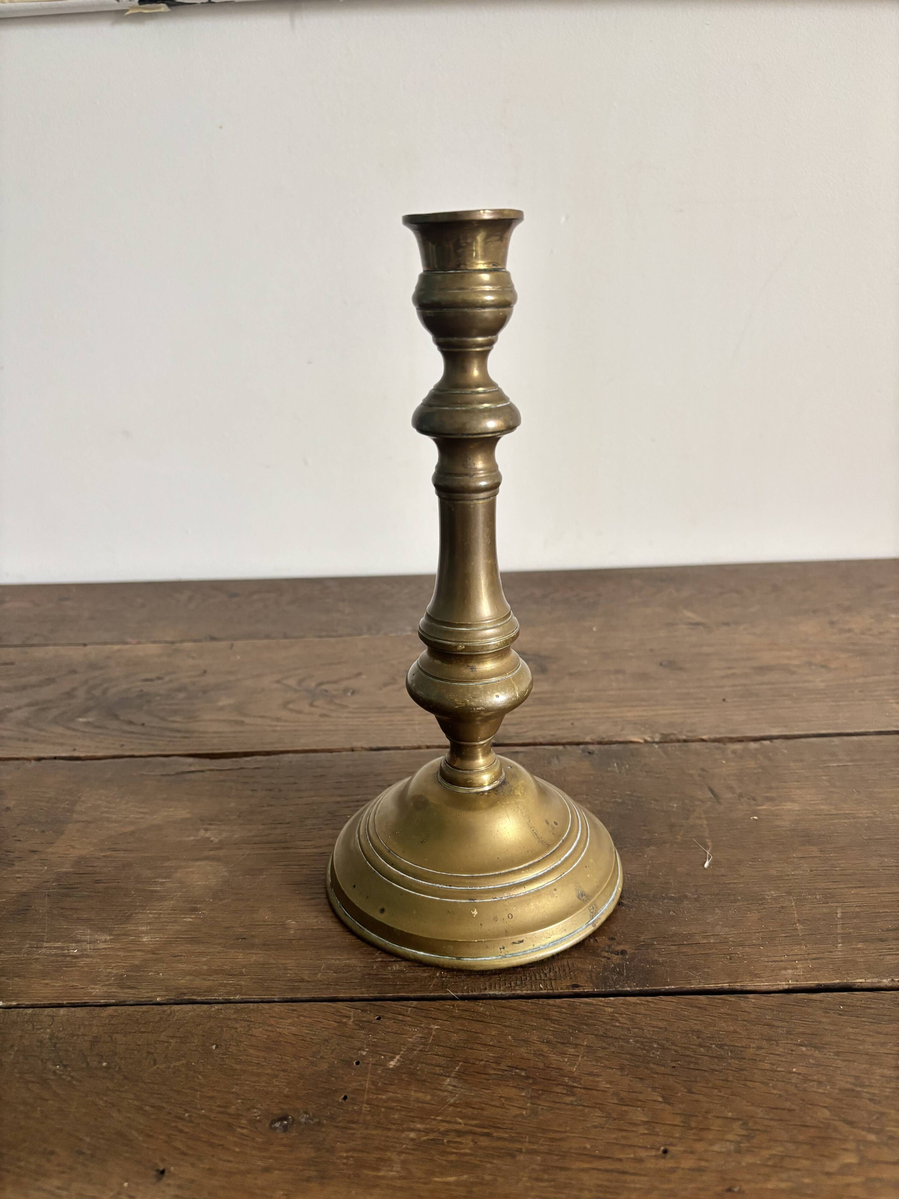 Grand flambeau / bougeoir ancien en laiton – Style Louis XIV