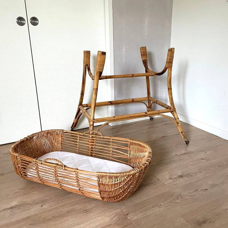 Couffin vintage en rotin sur support