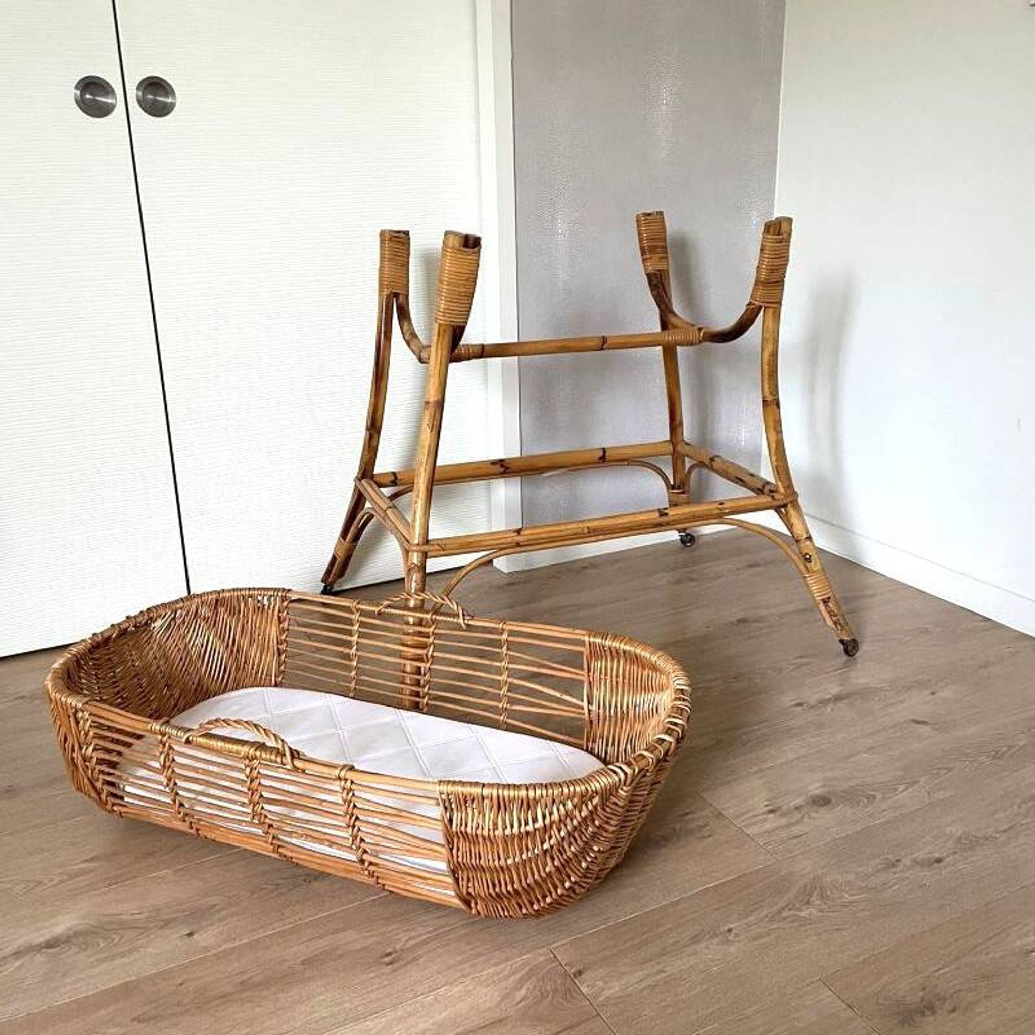 Couffin vintage en rotin sur support