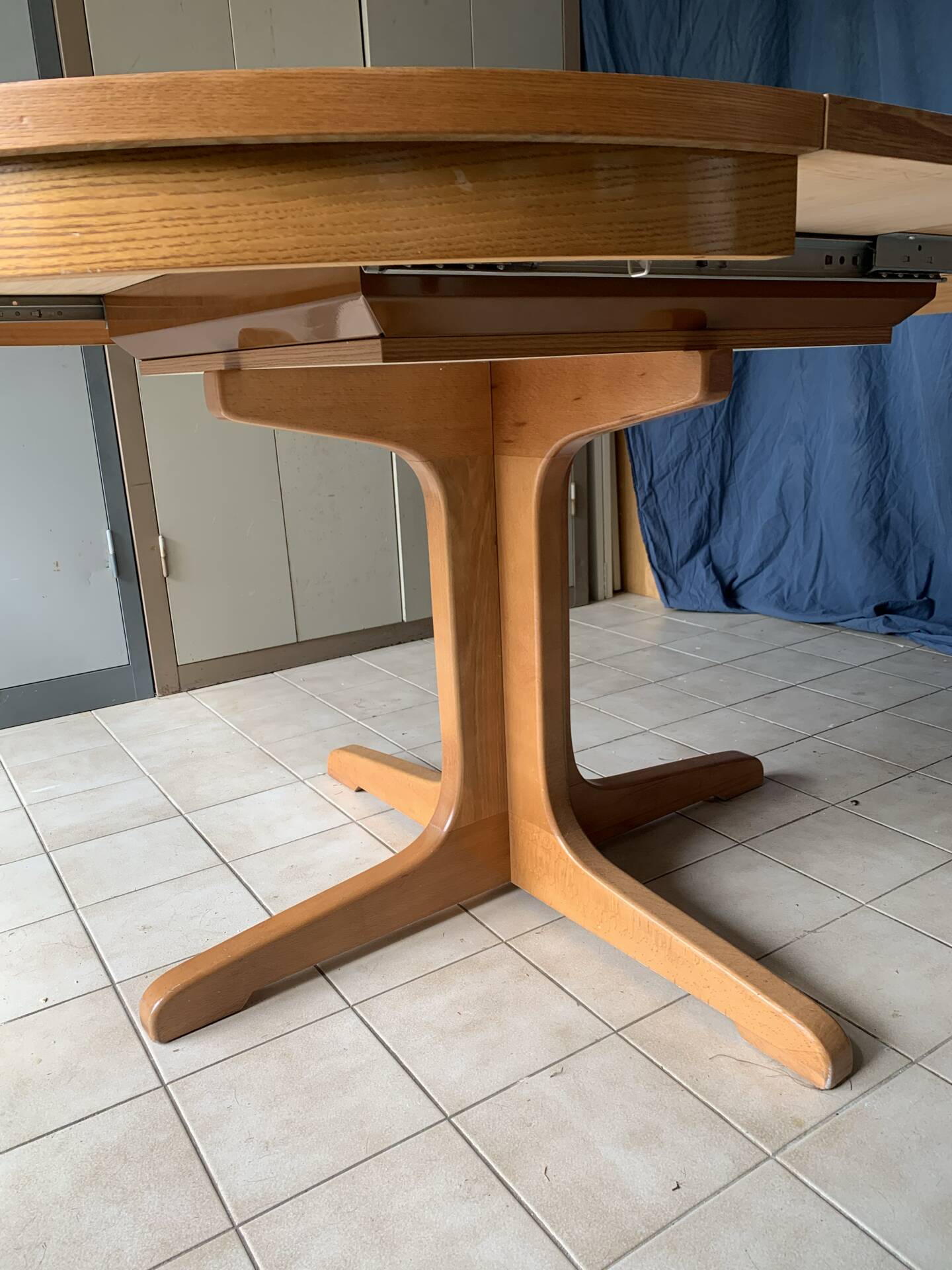Table ronde en bois avec piétement style Baumann