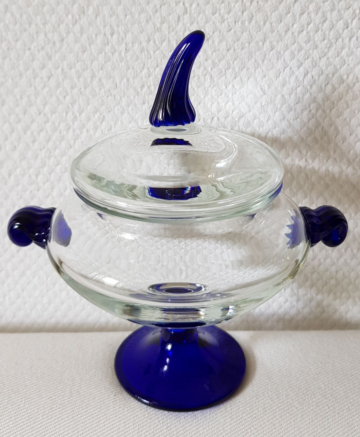 Plat de bonbonnière Cristal de Paris avec des détails bleu cobalt