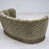 Canapé incurvé 2 places danois des années 1960, revêtement en velours vert clair.