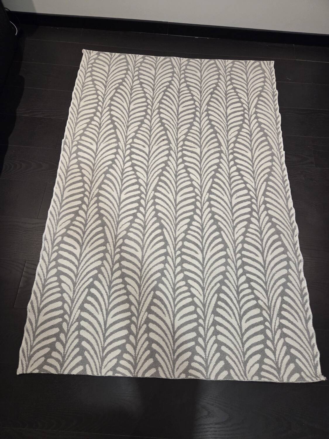 Vintage rug with plant pattern - Contemporary style