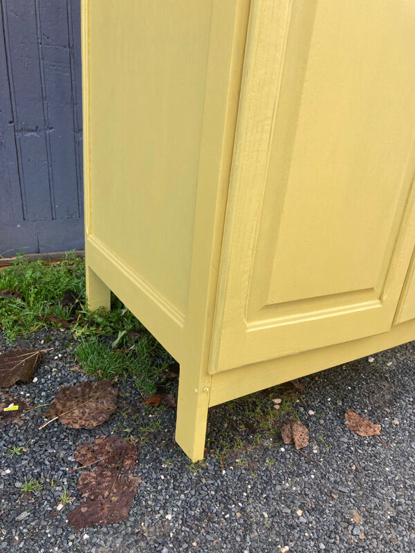 Armoire ancienne jaune gingembre