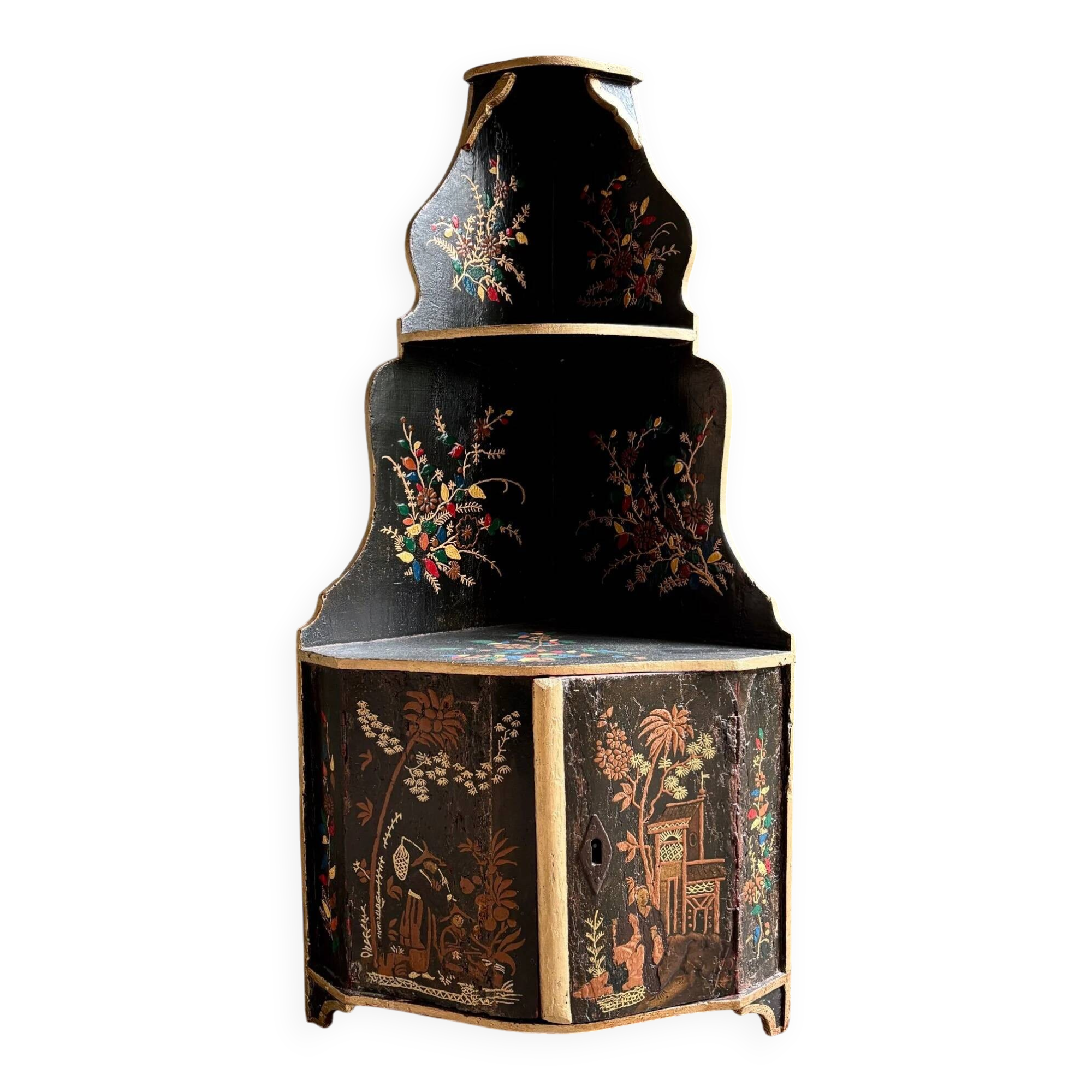 Encoignure en bois laqué noir et décor polychrome, XVIIIème s.