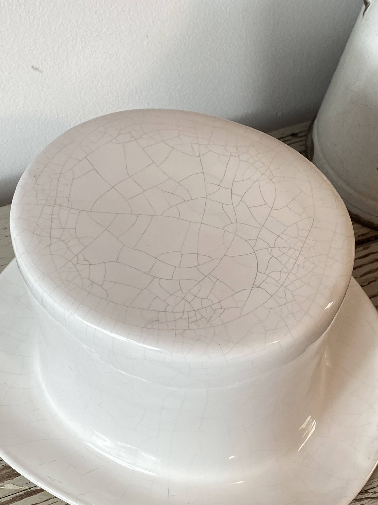Ceramic hat-shaped cache-pot