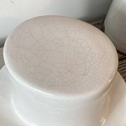 Ceramic hat-shaped cache-pot