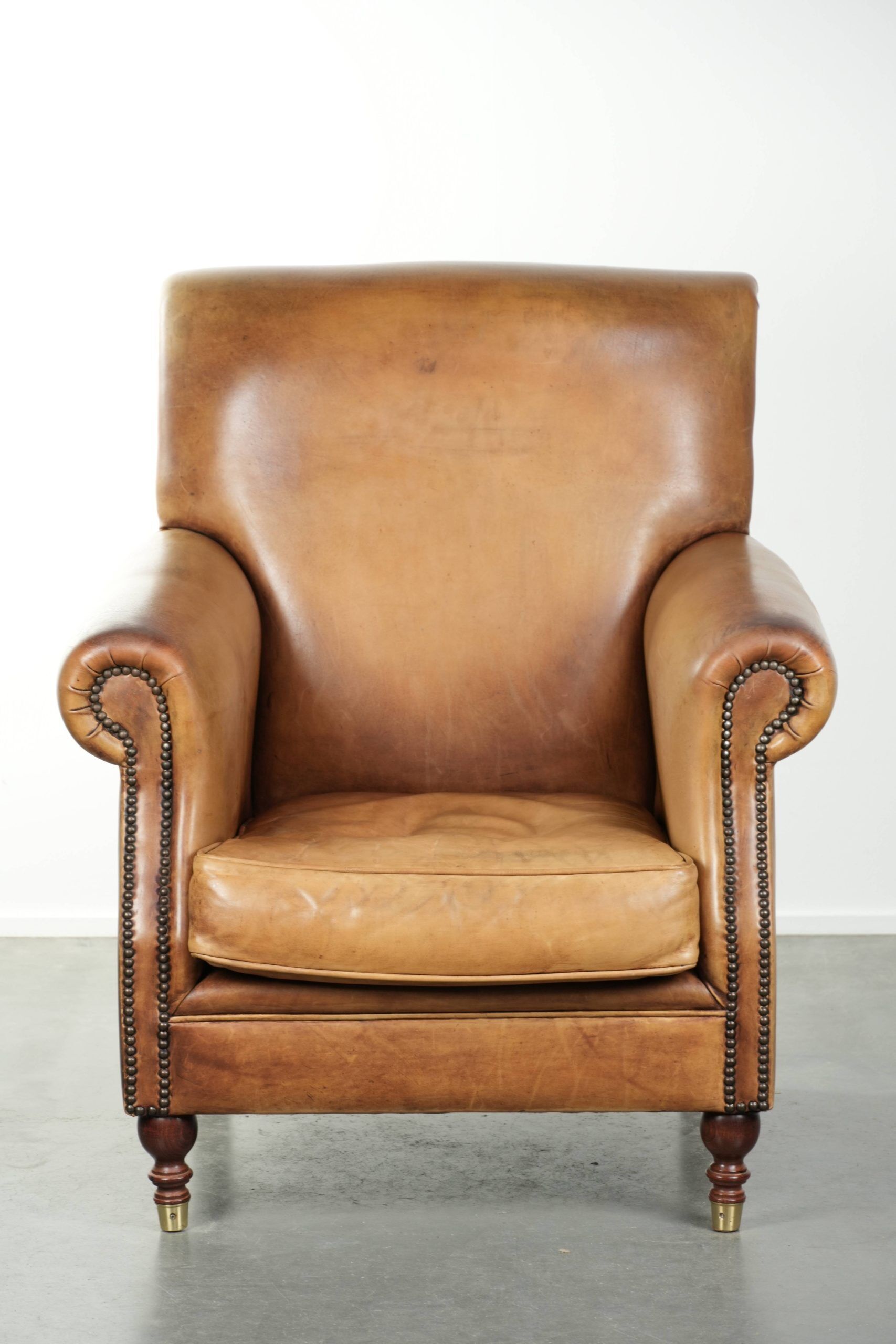 Fauteuil en cuir de vachette au look anglais caractéristique