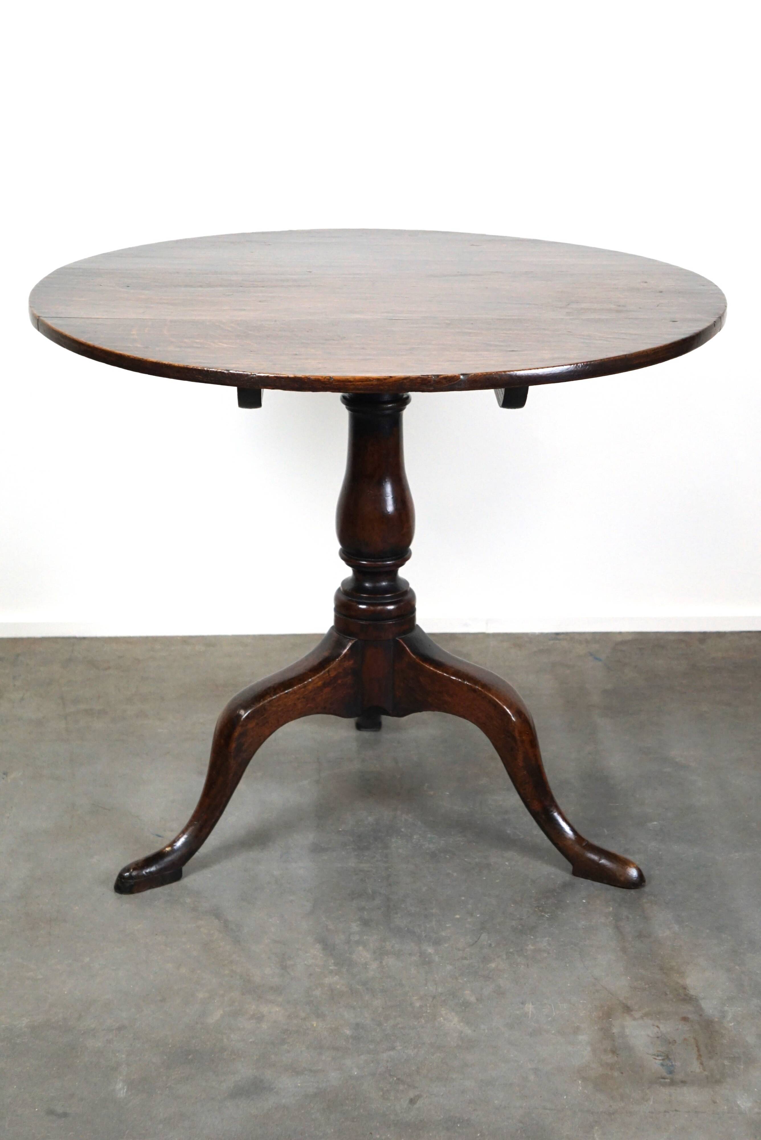 Round antique English oak tilt-top table with wonderful colors
