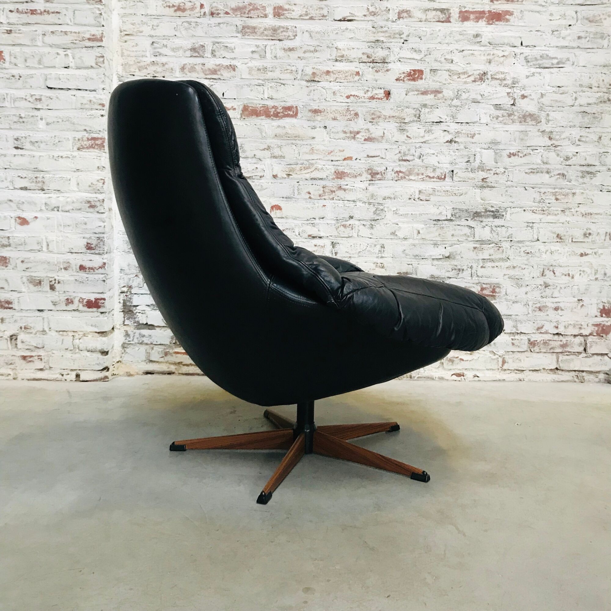 Vintage swivel lounge chair by HW Klein for Bramin, 1970s
