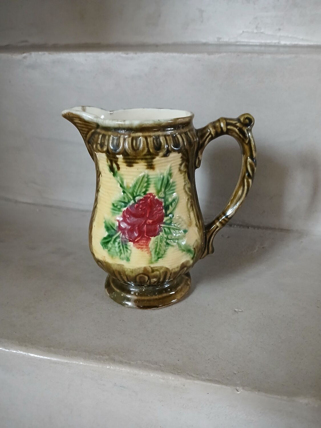 Small pitcher/cream jug in majolica.