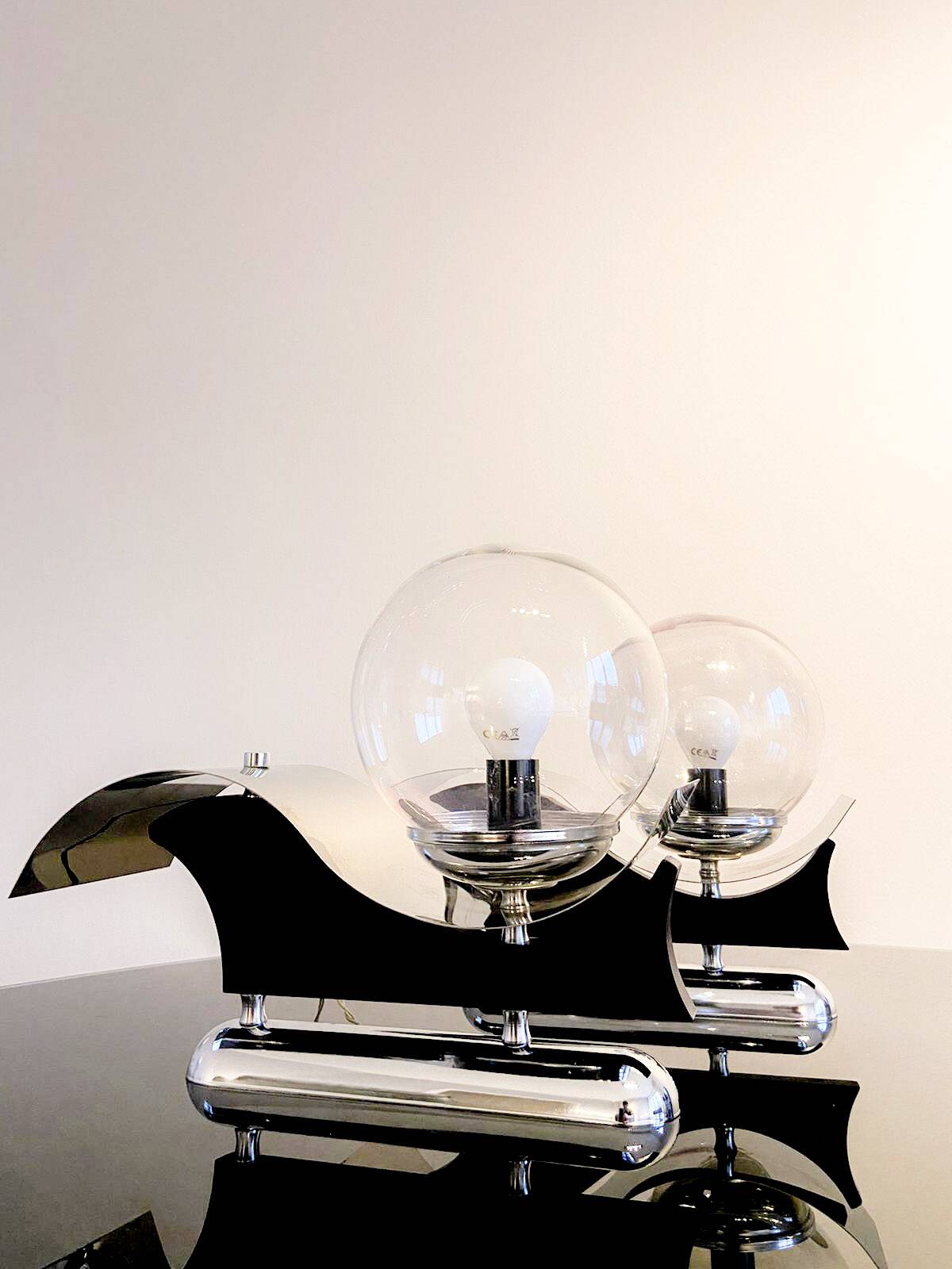 Coppia di sconces metallo e vetro soffiato, Italia anni 70, in ottime condizioni di conservazioni