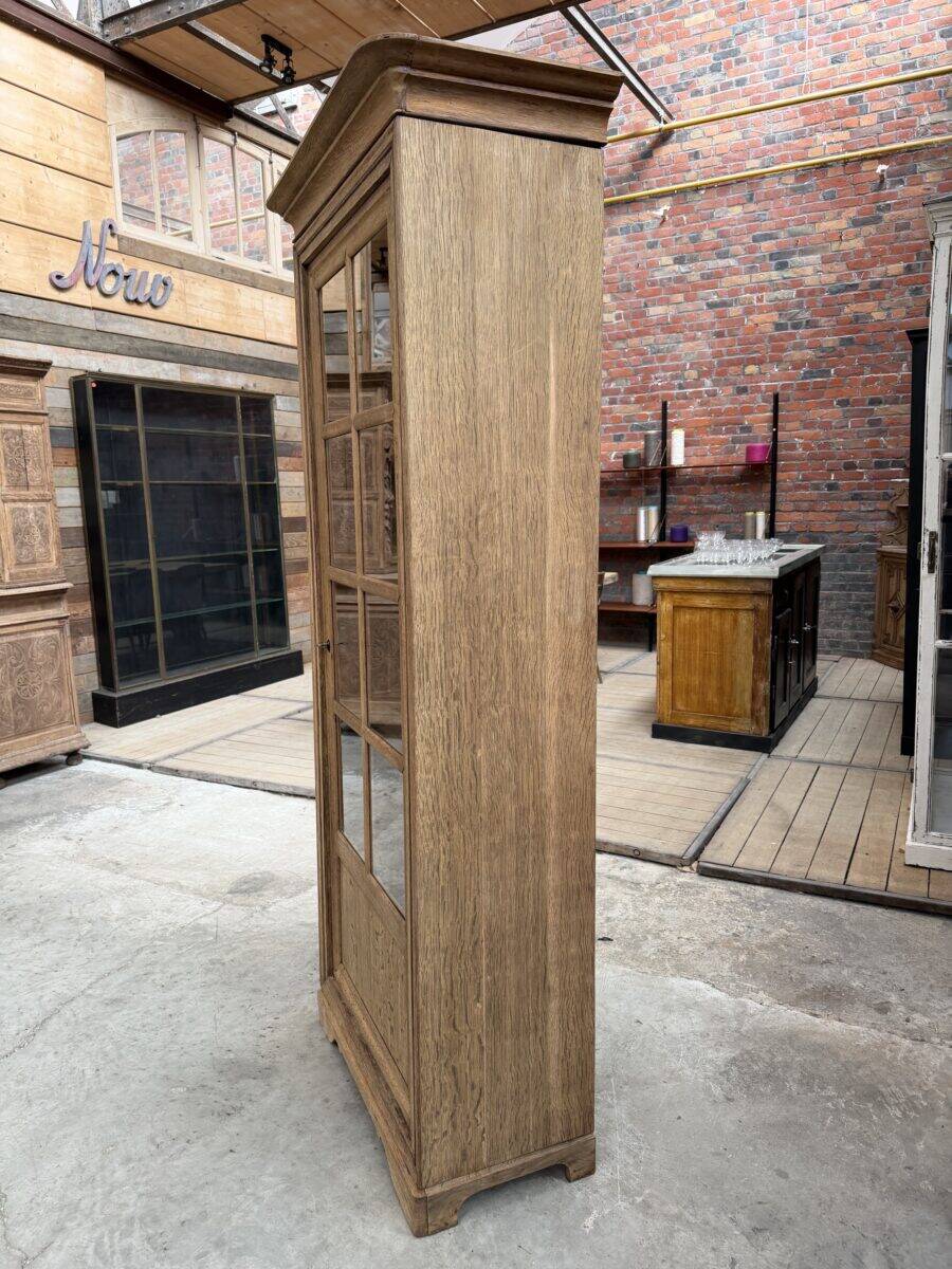 Oak display cabinet from the early 20th century.