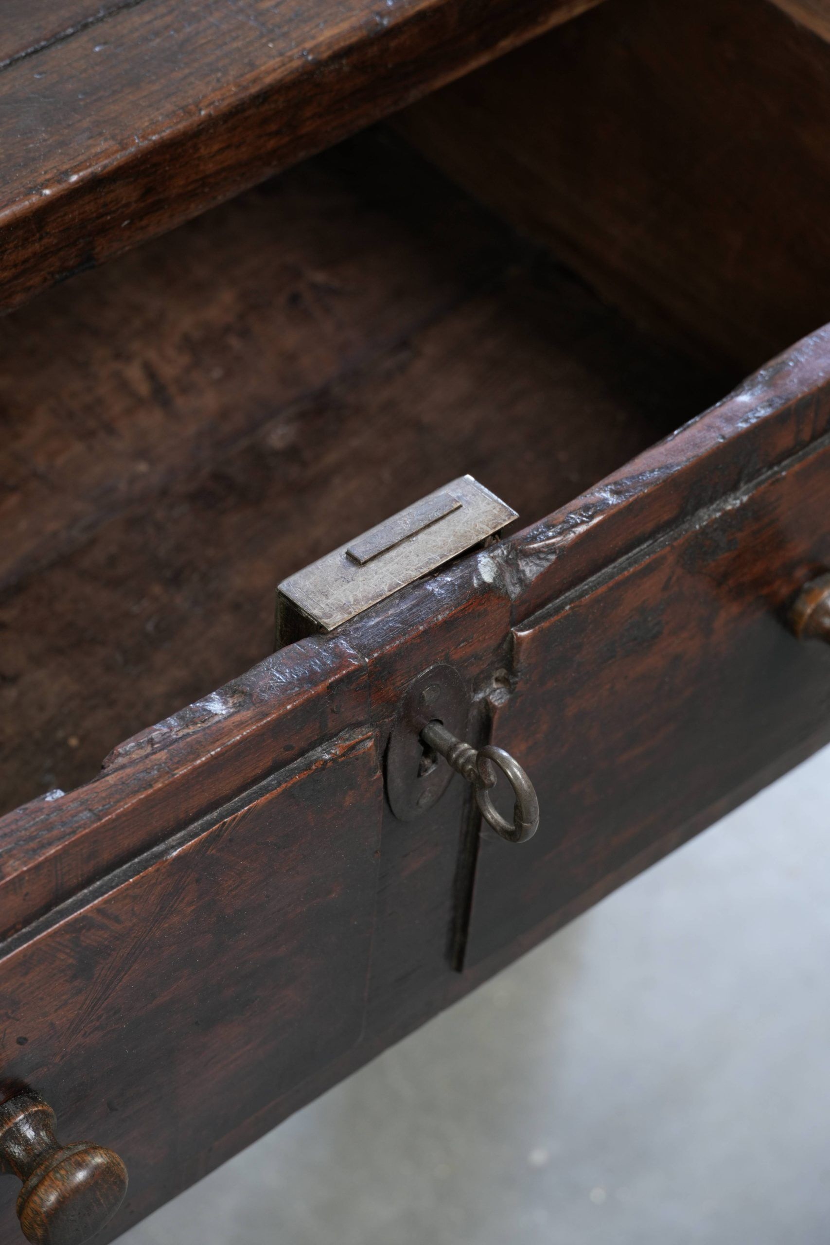 Table basse en bois de châtaignier du XVIIIe siècle d'Europe du Sud