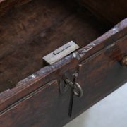 Table basse en bois de châtaignier du XVIIIe siècle d'Europe du Sud