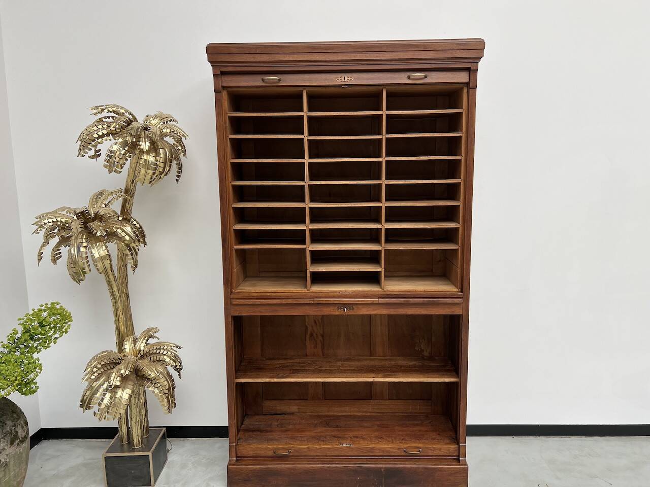 Armoire à rideaux en chêne massif, circa 1930