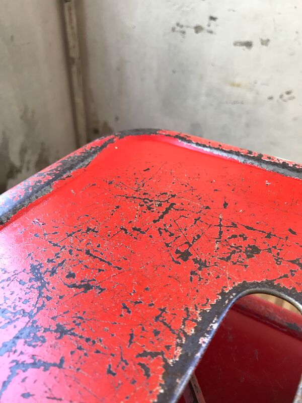 Tabouret industriel Tolix rouge en métal