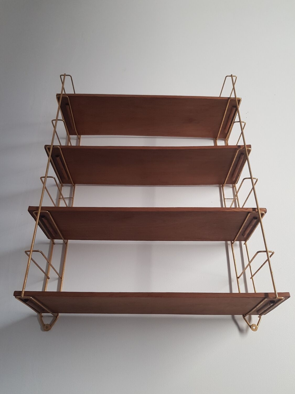 Etagere metal doré et tablettes en bois