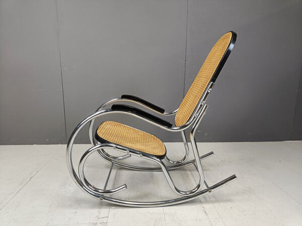 Copie d'une chaise berçante vintage en chrome et rotin, années 1960.