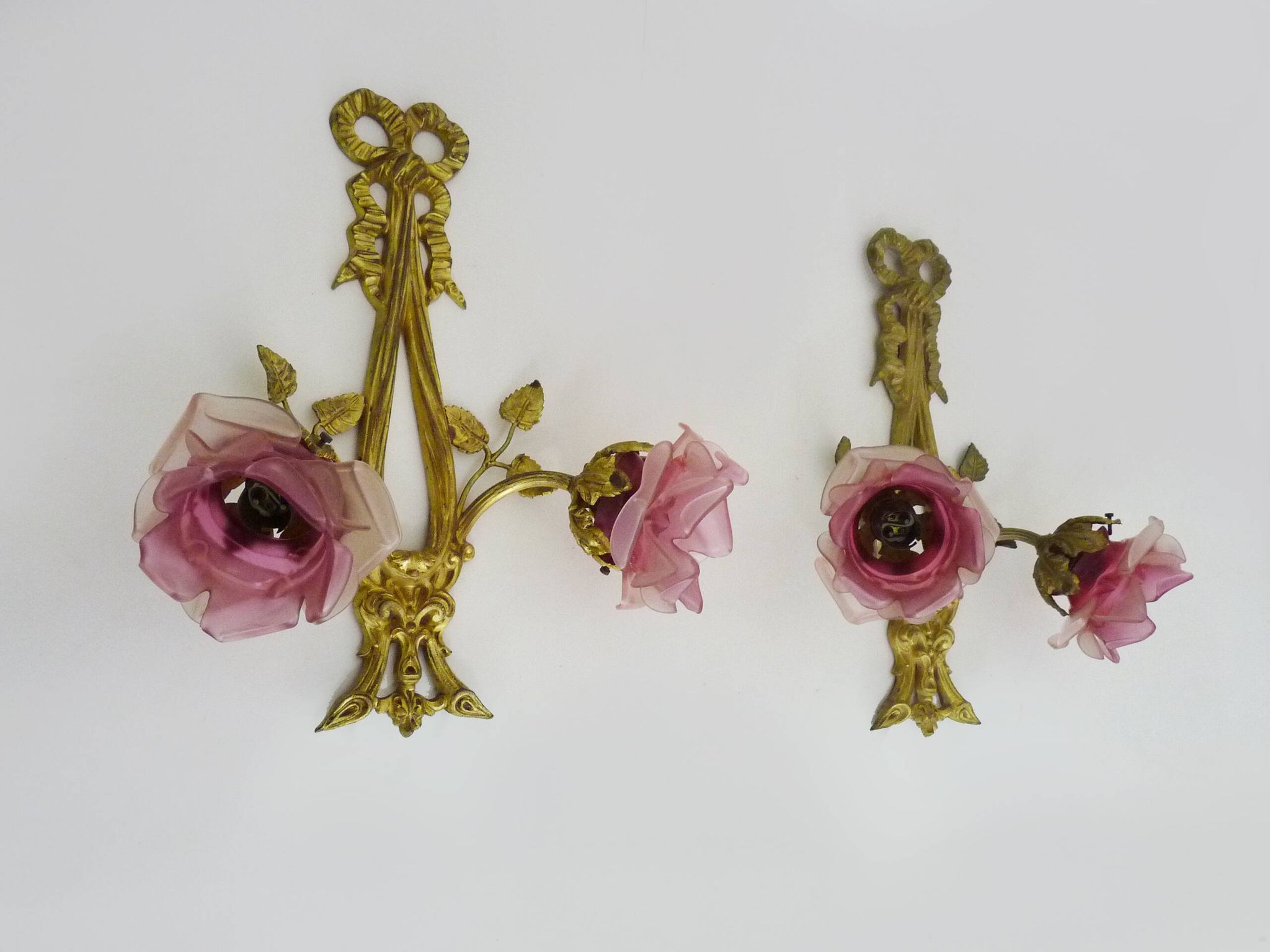 Pair of bronze wall sconces decorated with 2-armed knots with purple tulips Signed DP. 1940s
