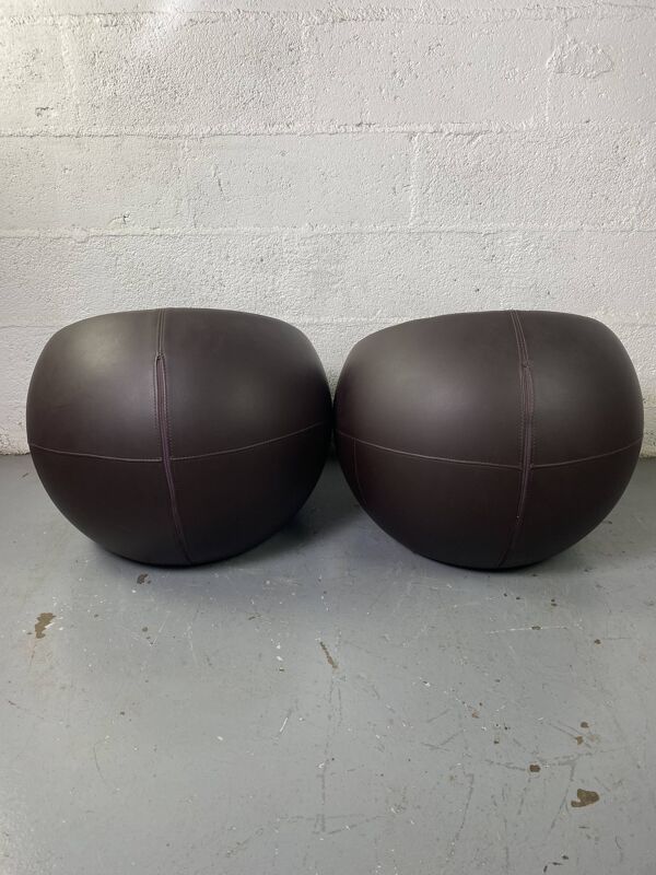 Ball Chair en cuir marron par Finn Stone