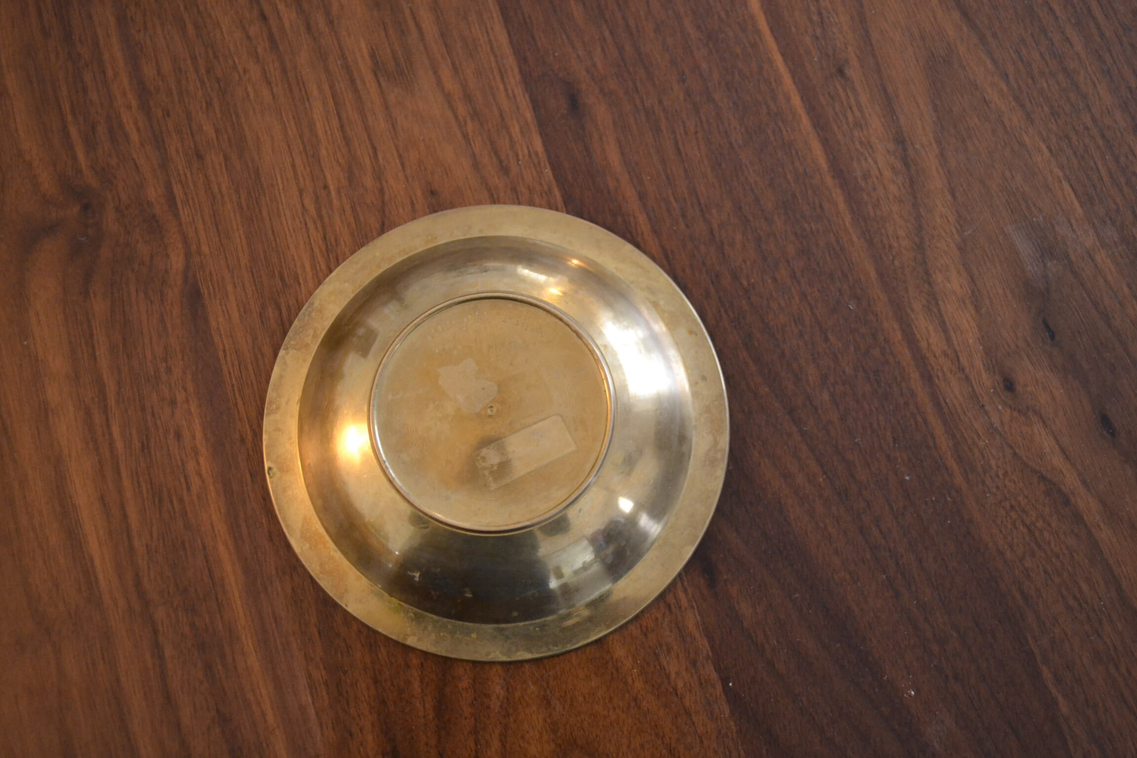 Empty pocket in brass dolphins design