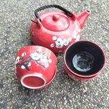 Teapot and cups