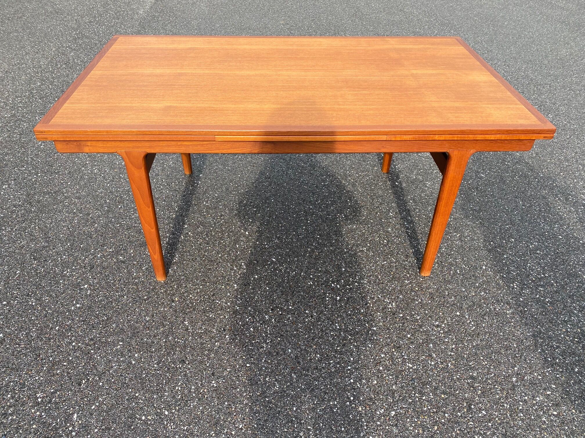 Niels calf otto dining table with extensions